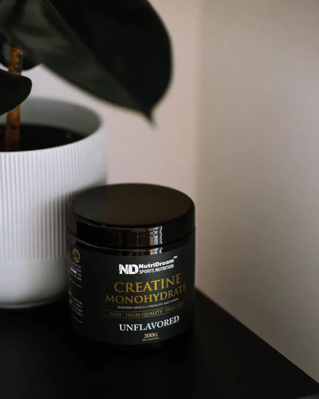 naine keskendub tööl